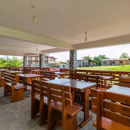 Gazde/Camere de închiriat Casa Luca 2